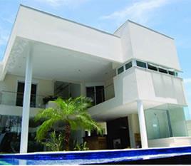 Casa moderna em volumes brancos